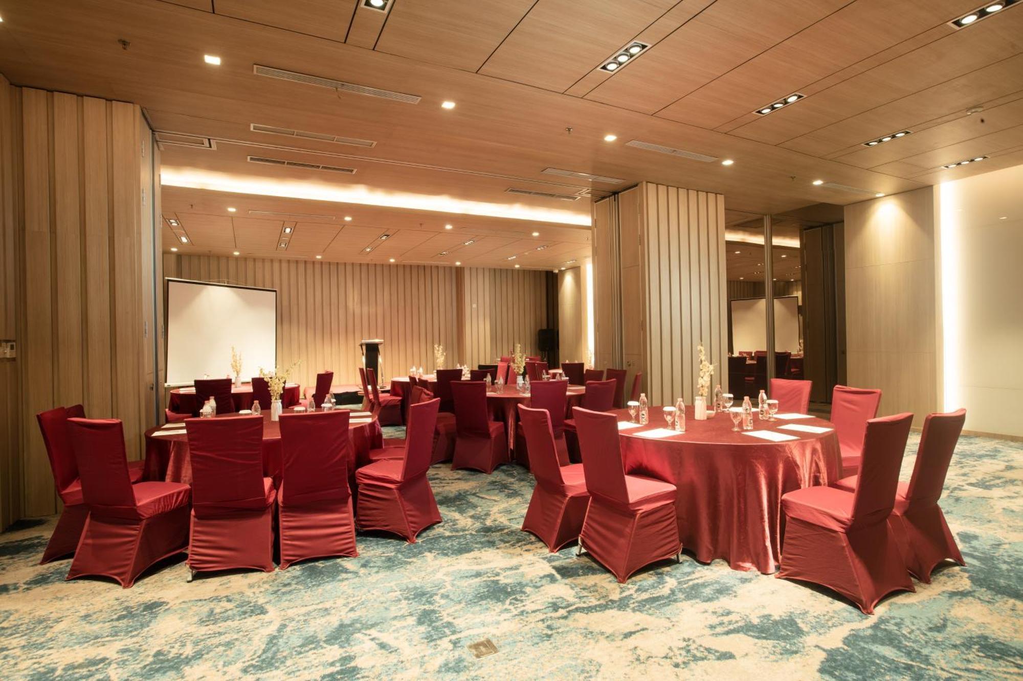 Louis Kienne Cikarang Hotel & Service Apartment Bekasi Exterior photo
