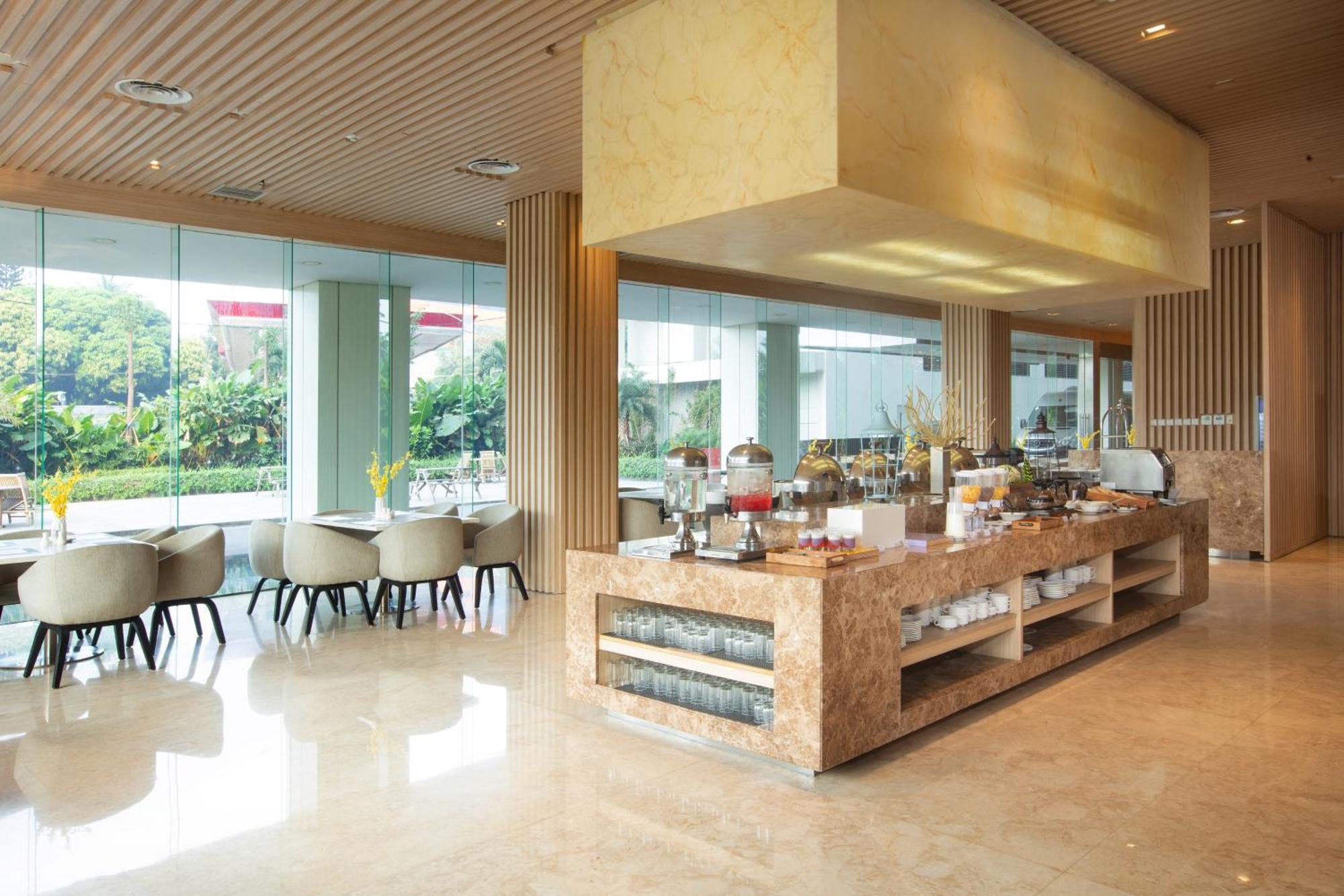 Louis Kienne Cikarang Hotel & Service Apartment Bekasi Exterior photo